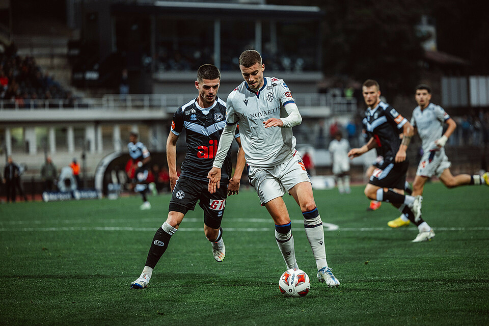 Lugano, Switzerland. 29th Nov, 2020. Cristopher Lungoyi (#8 FC Lugano) and  Albian Hajdari (#76 FC Basel 1893) in action during the Swiss Super League  match between FC Lugano and FC Basel 1893